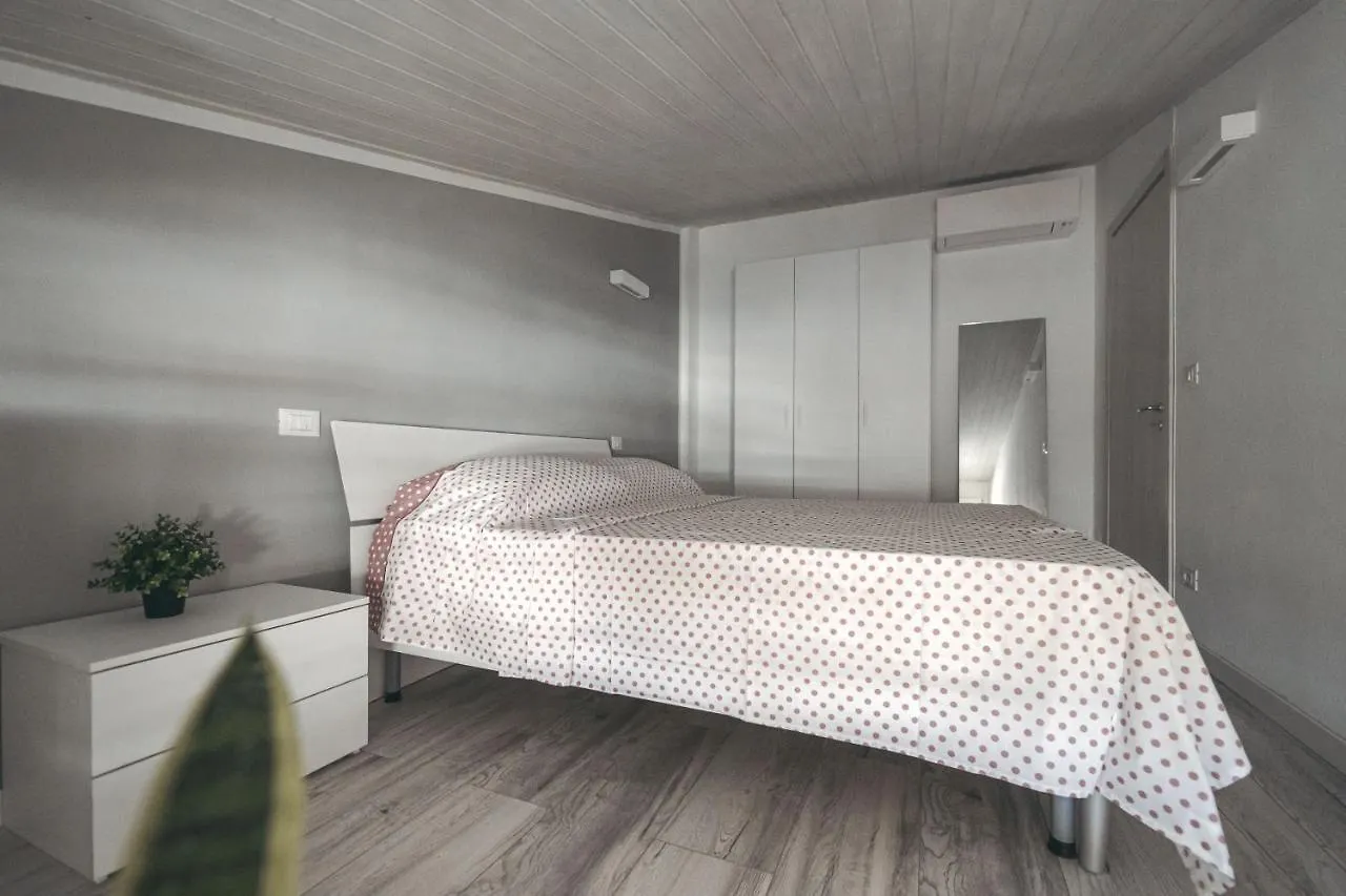 Mansarda Maxi House Desenzano Apartment Desenzano del Garda 0*,  Italy
